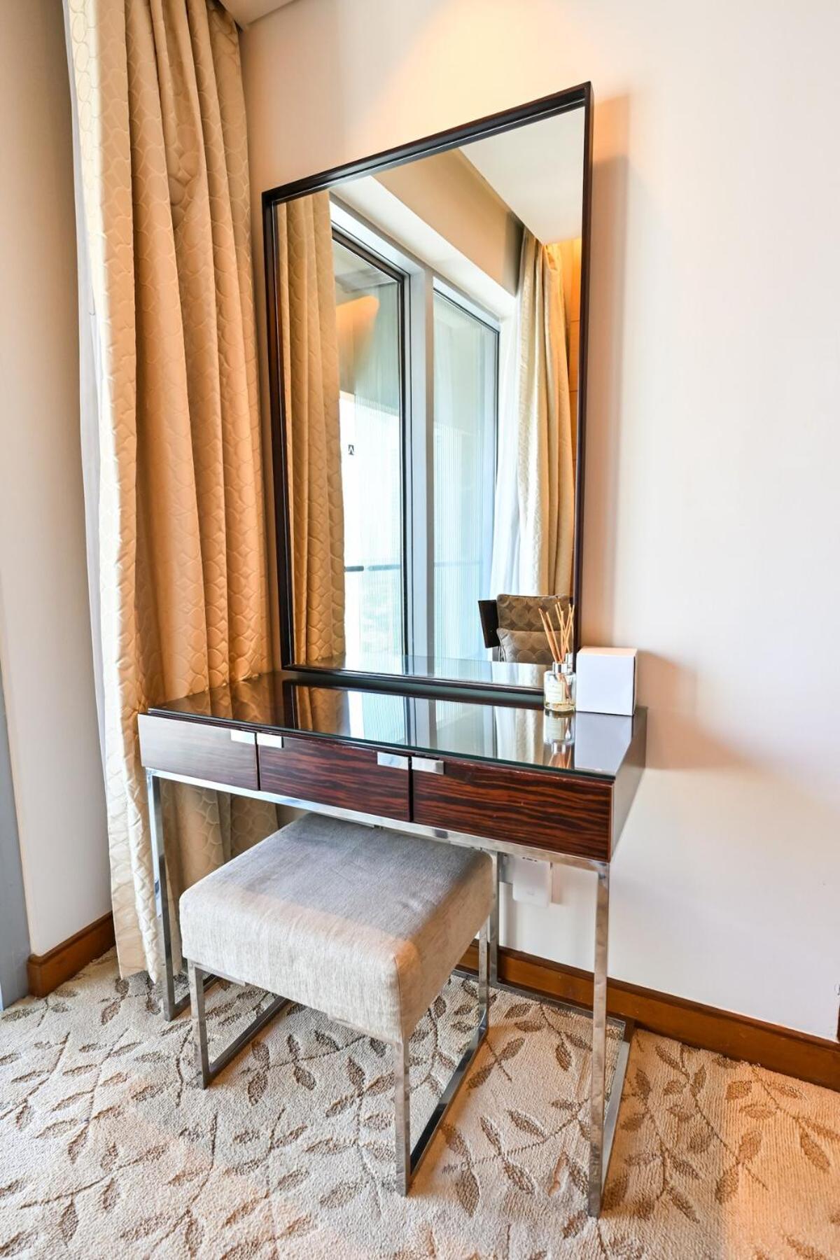 Spacious 1 Bedroom Address Mall Haven * Dubai